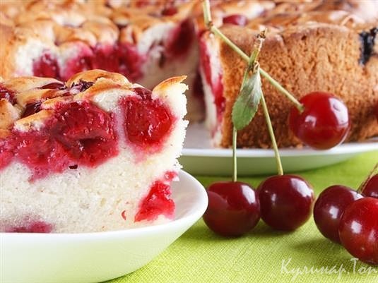 Домашний пирог с вишней и орехами