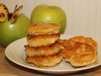 Дрожжевые оладьи с яблоками