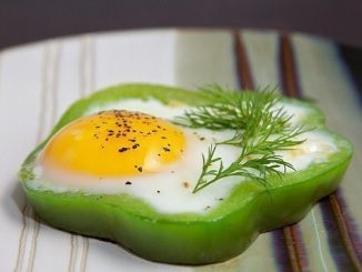 Глазунья в кольцах болгарского перца