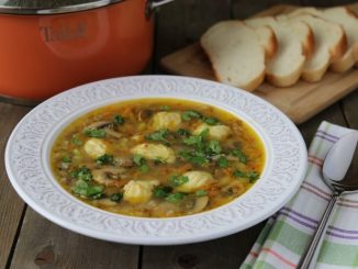 Гречневый суп с мясными клецками