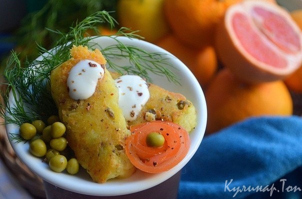 Картофельные палочки с сыром и зеленым горошком