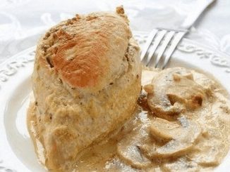 Куриные грудки фаршированные гречкой и шампиньонами, тушенные в сливочно-грибном соусе