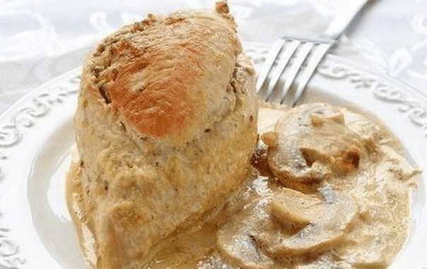 Куриные грудки фаршированные гречкой и шампиньонами Куриные грудки фаршированные гречкой и шампиньонами, тушенные в сливочно-грибном соусе