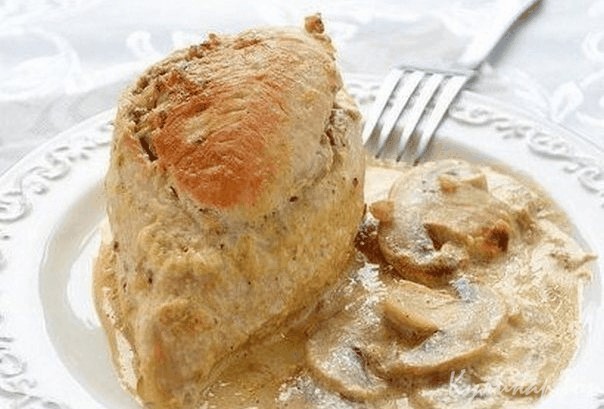 Куриные грудки фаршированные гречкой и шампиньонами, тушенные в сливочно-грибном соусе
