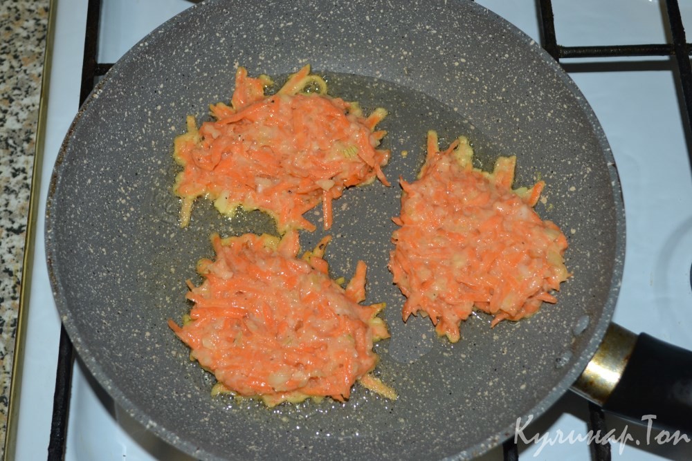 Морковные оладьи с луком