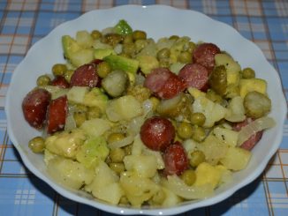 Немецкий картофельный салат с колбасками и авокадо