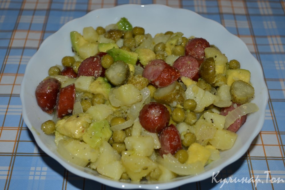 Немецкий картофельный салат с колбасками и авокадо