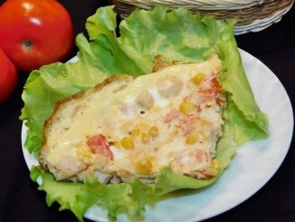 Омлет с помидорами и кукурузой