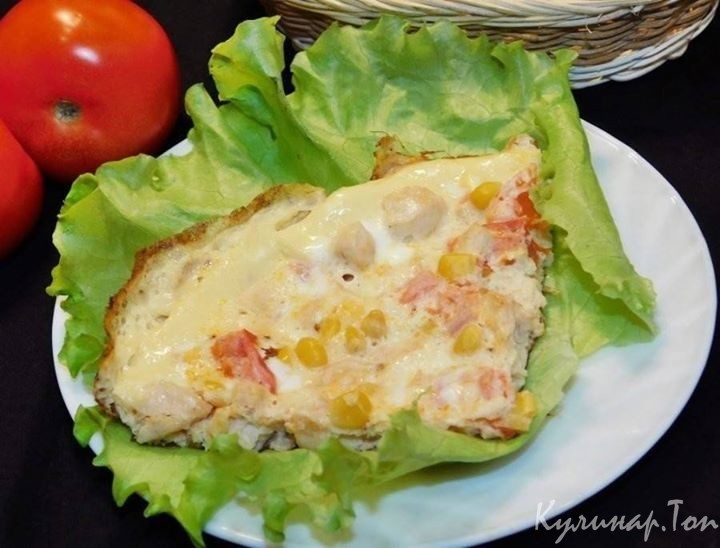 Омлет с помидорами и кукурузой
