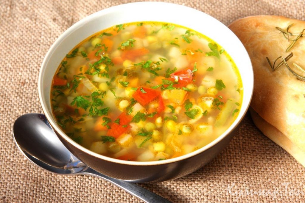 Рецепт супа с кукурузой, сельдереем, картофелем, перцем и луком. Такой овощной суп прекрасно подойдет для семейного обеда
