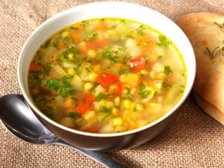 Рецепт супа с кукурузой, сельдереем, картофелем, перцем и луком. Такой овощной суп прекрасно подойдет для семейного обеда