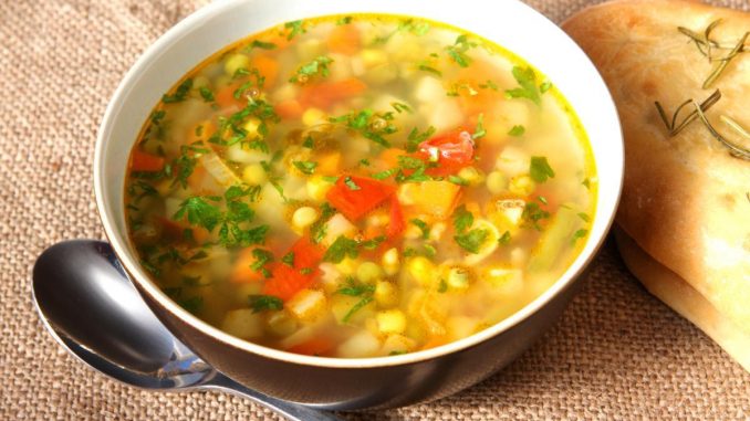 Овощной суп с кукурузой Рецепт супа с кукурузой, сельдереем, картофелем, перцем и луком. Такой овощной суп прекрасно подойдет для семейного обеда