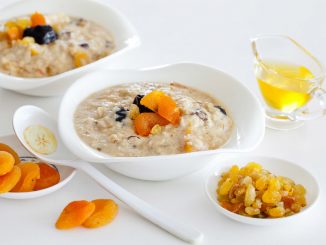 Овсяная каша с курагой и черносливом