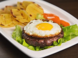 Паровой бифштекс с яичницей