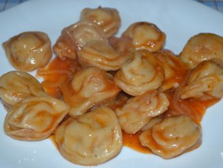 Пельмени в томатно-луковом соусе