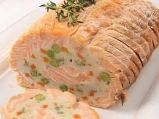 Праздничный рулет из лосося