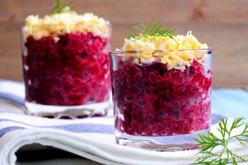 Салат из свеклы с сыром и черносливом