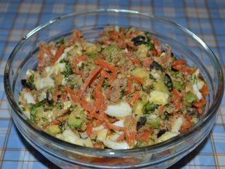 Салат с тунцом, морковью по-корейски и маслинами
