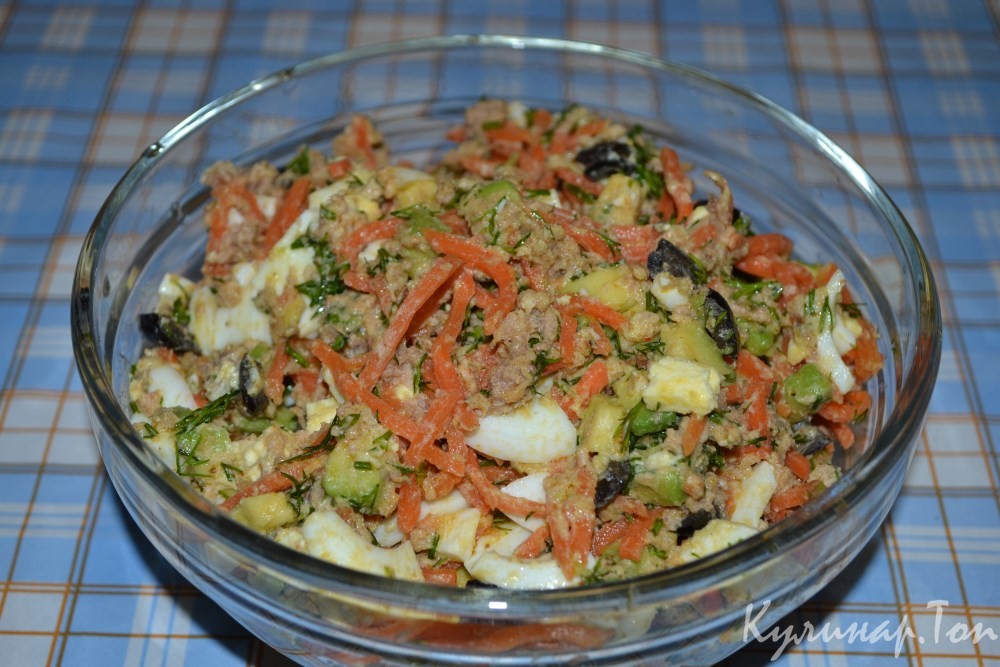 Салат с тунцом, морковью по-корейски и маслинами