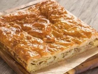 Слоеный мясной пирог с грибами