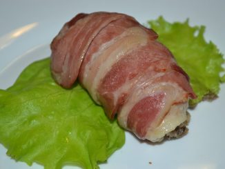 Свиные рулетики с грибами и беконом