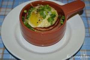 Яичница с беконом в кокотнице