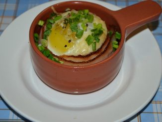 Яичница с беконом в кокотнице
