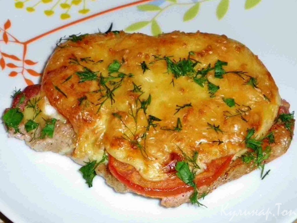 Запеченное мясо с помидорами и сыром