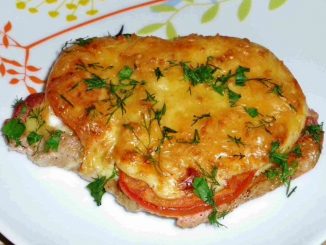 Запеченное мясо с помидорами и сыром