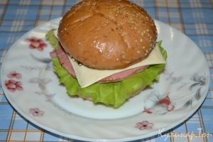 Бургеры с жареной колбасой