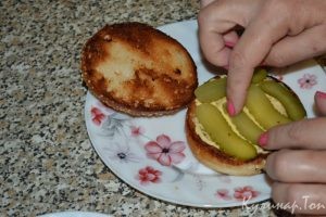 Бургеры с жареным беконом