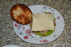 Бургеры с жареным беконом