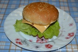 Гамбургеры с острым огуречным соусом