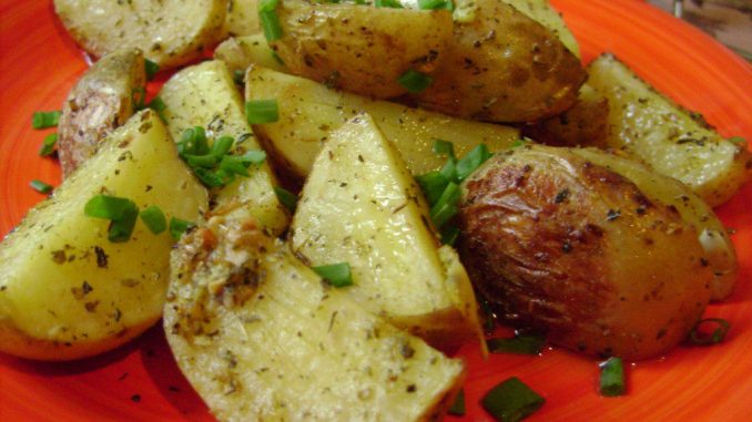 Картофель, запеченный с чесноком Картофель, запеченный с чесноком