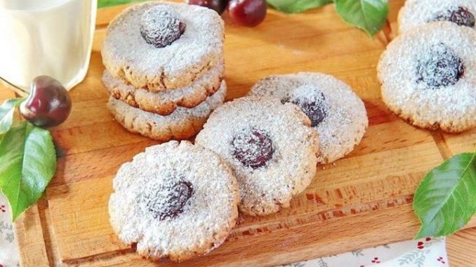 Овсяное печенье с орехами и вишней Овсяное печенье с орехами и вишней