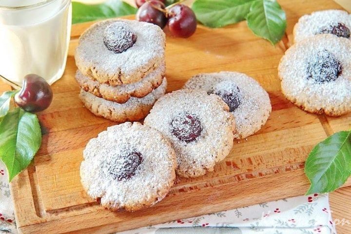 Овсяное печенье с орехами и вишней