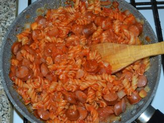 Паста с охотничьими колбасками и томатным соусом
