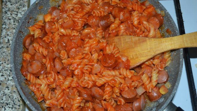 Паста с охотничьими колбасками и томатным соусом-08 Паста с охотничьими колбасками и томатным соусом