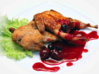 Перепелки с клюквенным соусом