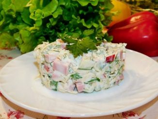 Салат с болгарским перцем, сыром и колбасой