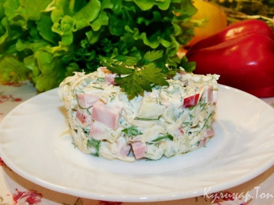 Салат с болгарским перцем, сыром и колбасой