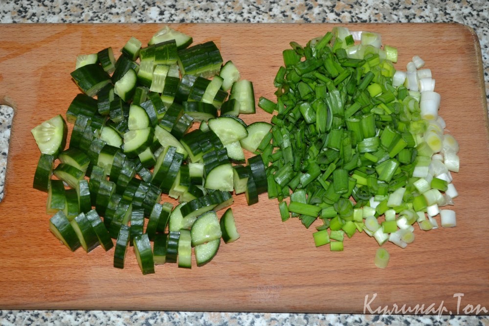 Салат с колбасой, моцареллой и перепелиными яйцами