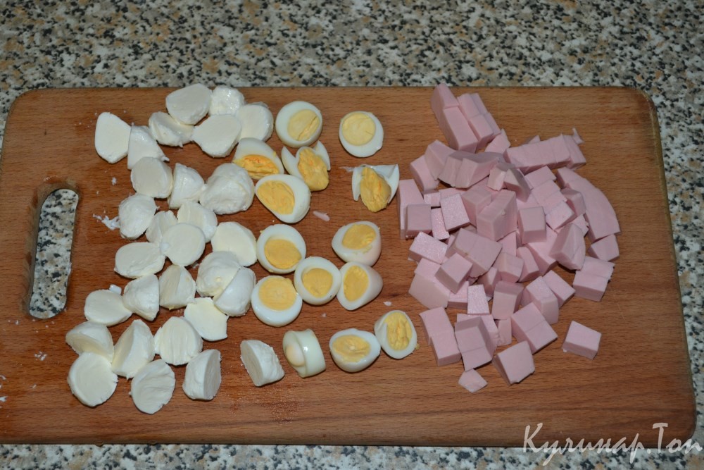 Салат с колбасой, моцареллой и перепелиными яйцами