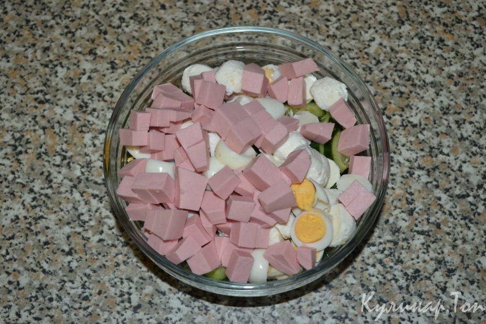 Салат с колбасой, моцареллой и перепелиными яйцами