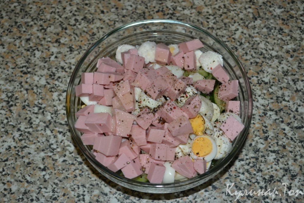Салат с колбасой, моцареллой и перепелиными яйцами