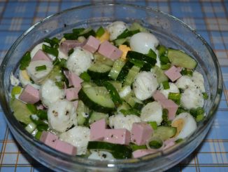 Салат с колбасой, моцареллой и перепелиными яйцами