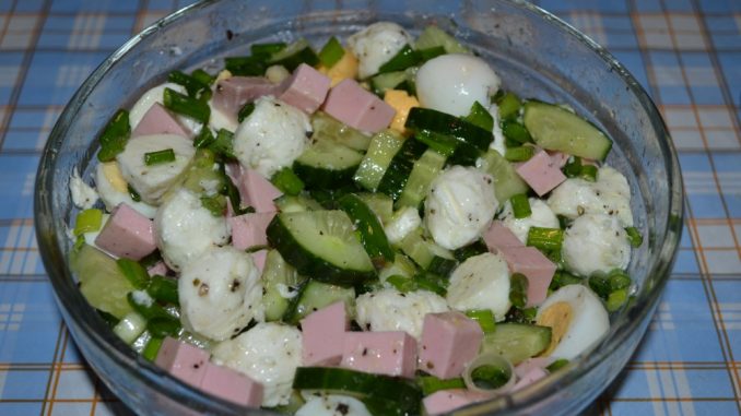 Салат с колбасой, моцареллой и перепелиными яйцами-07 Салат с колбасой, моцареллой и перепелиными яйцами