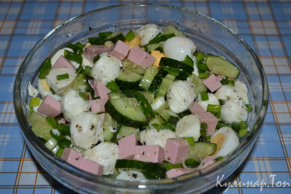 Салат с колбасой, моцареллой и перепелиными яйцами