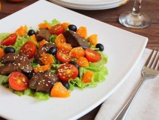 Салат с куриной печенью и мандаринами