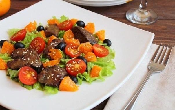 Салат с куриной печенью и мандаринами Салат с куриной печенью и мандаринами